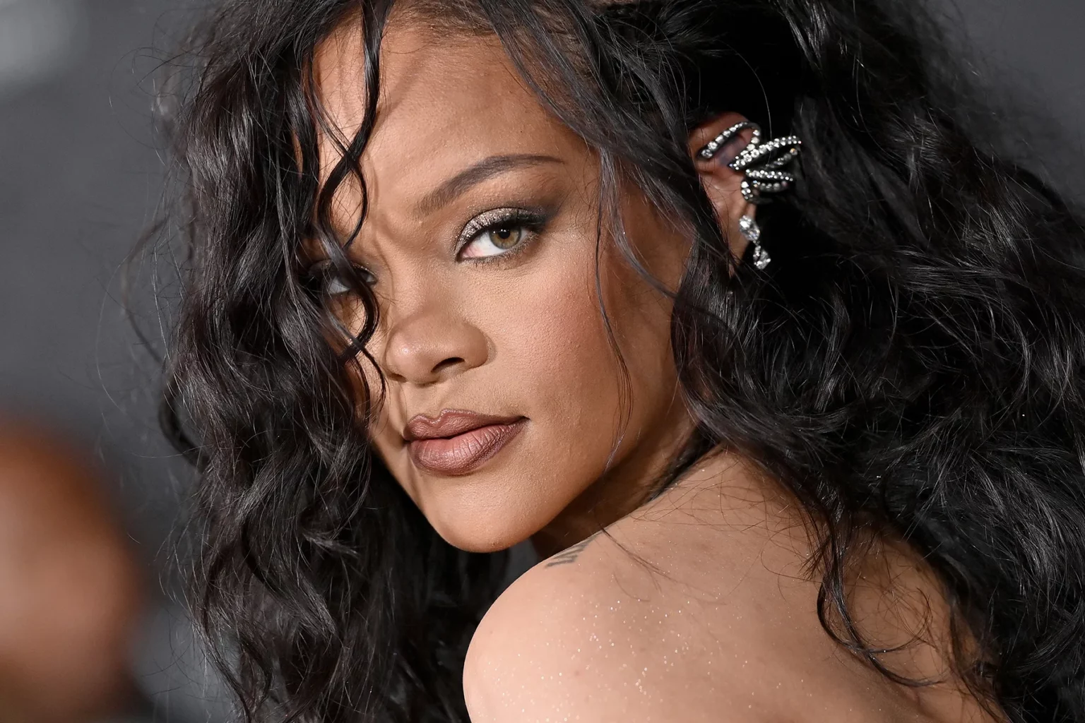 The Fenty Queen Returns: Rihanna's Musical Hiatus Ends, Reigniting Anticipation for R9