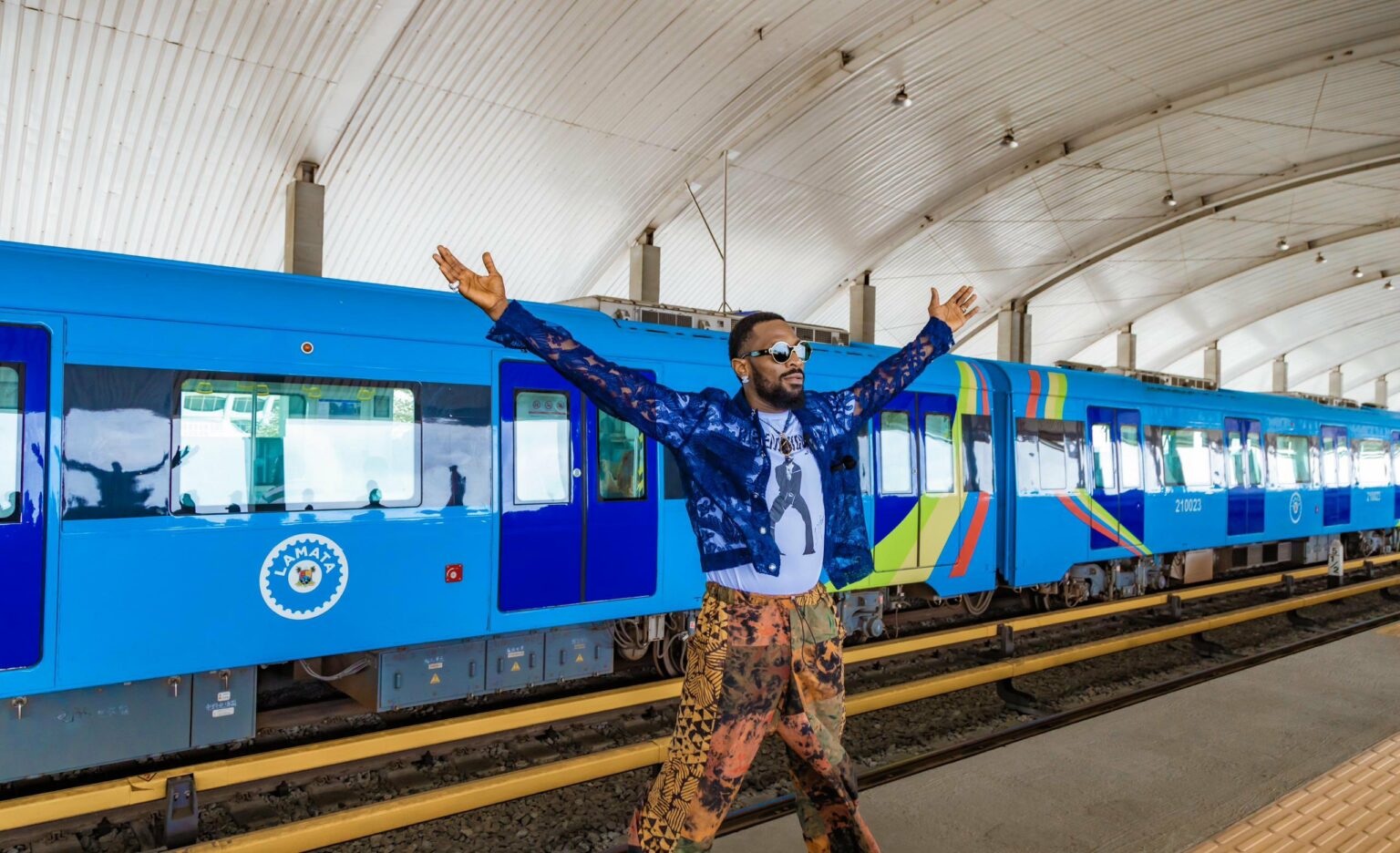 D'banj Takes Lagos by Storm, Entertains Commuters on Train and BRT Bus